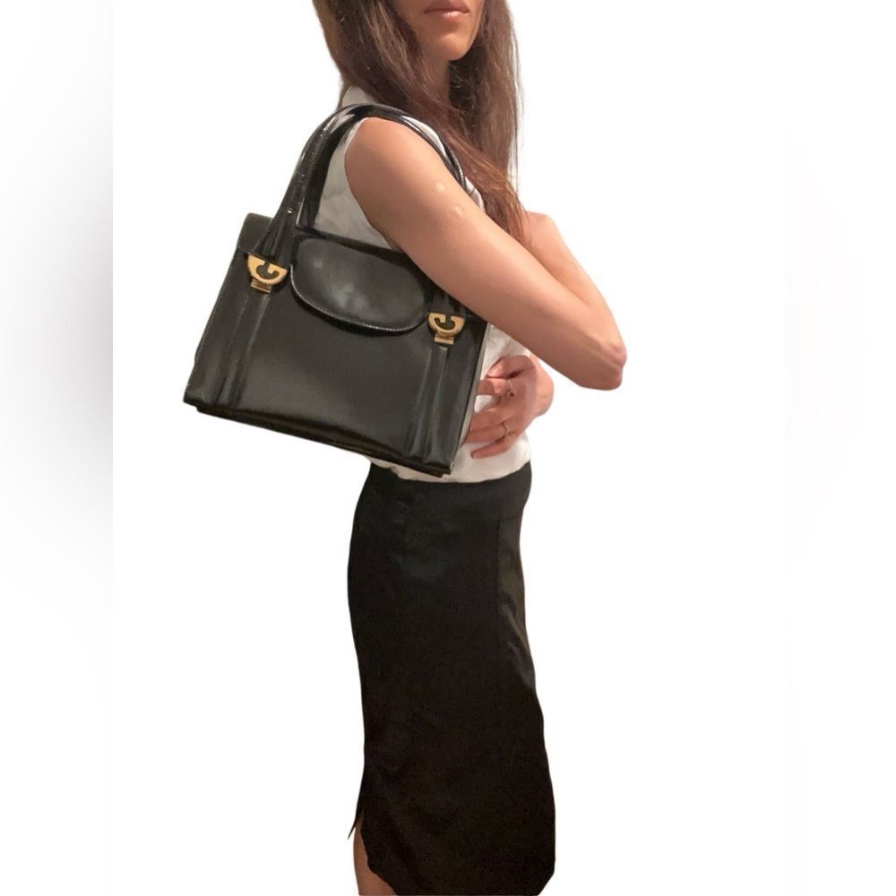 Gucci Elegant Black Shoulder Bag with GoldโDetails